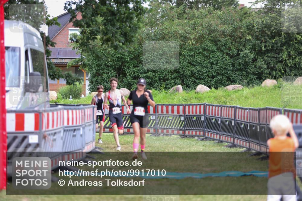 21.06.2026 - 29. Vierlanden-Triathlon Andreas Tolksdorf http://msf.ph/oto/9917010 21.06.2026 15:05:03 Ziel 255, 1245, 1246 meine-sportfotos.de