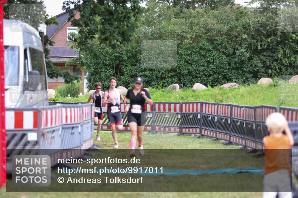 21.06.2026 - 29. Vierlanden-Triathlon Andreas Tolksdorf http://msf.ph/oto/9917011 21.06.2026 15:05:03 Ziel 255, 1245, 1246 meine-sportfotos.de