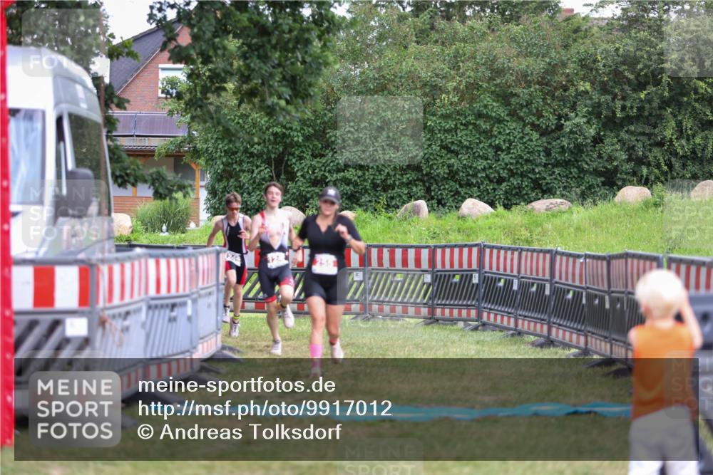 21.06.2026 - 29. Vierlanden-Triathlon Andreas Tolksdorf http://msf.ph/oto/9917012 21.06.2026 15:05:03 Ziel 255, 1245, 1246 meine-sportfotos.de