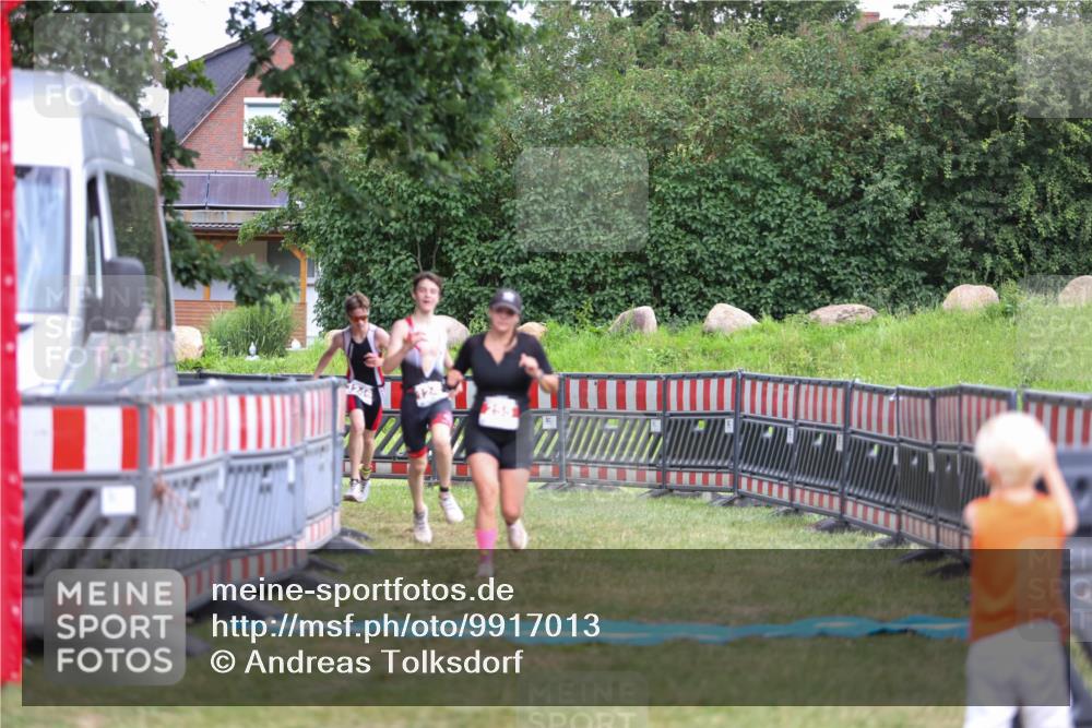 21.06.2026 - 29. Vierlanden-Triathlon Andreas Tolksdorf http://msf.ph/oto/9917013 21.06.2026 15:05:03 Ziel 255, 1245, 1246 meine-sportfotos.de