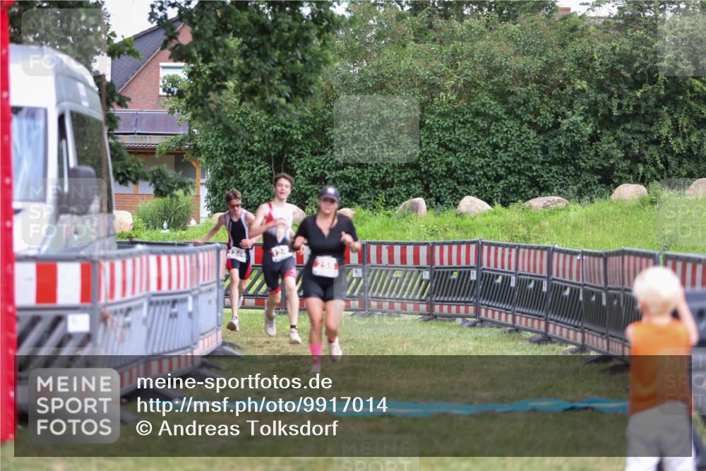 21.06.2026 - 29. Vierlanden-Triathlon Andreas Tolksdorf http://msf.ph/oto/9917014 21.06.2026 15:05:03 Ziel 255, 1245, 1246 meine-sportfotos.de