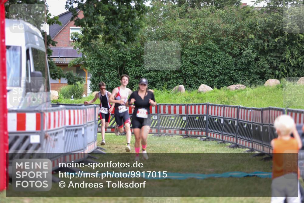 21.06.2026 - 29. Vierlanden-Triathlon Andreas Tolksdorf http://msf.ph/oto/9917015 21.06.2026 15:05:03 Ziel 255, 1245, 1246 meine-sportfotos.de