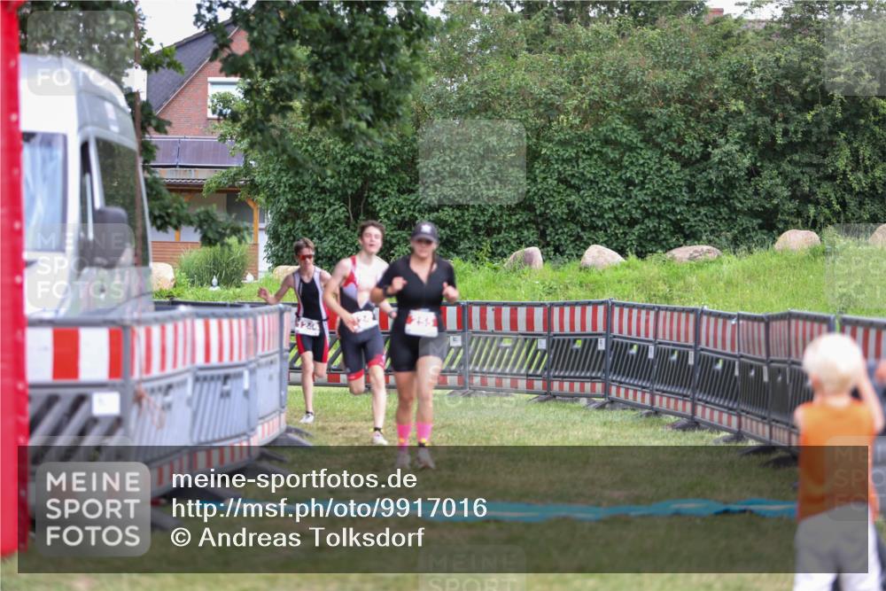 21.06.2026 - 29. Vierlanden-Triathlon Andreas Tolksdorf http://msf.ph/oto/9917016 21.06.2026 15:05:03 Ziel 255, 1245, 1246 meine-sportfotos.de