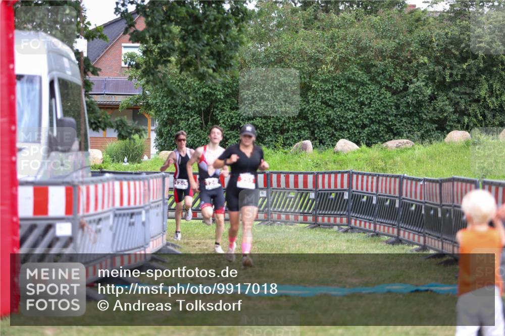 21.06.2026 - 29. Vierlanden-Triathlon Andreas Tolksdorf http://msf.ph/oto/9917018 21.06.2026 15:05:03 Ziel 255, 1245, 1246 meine-sportfotos.de