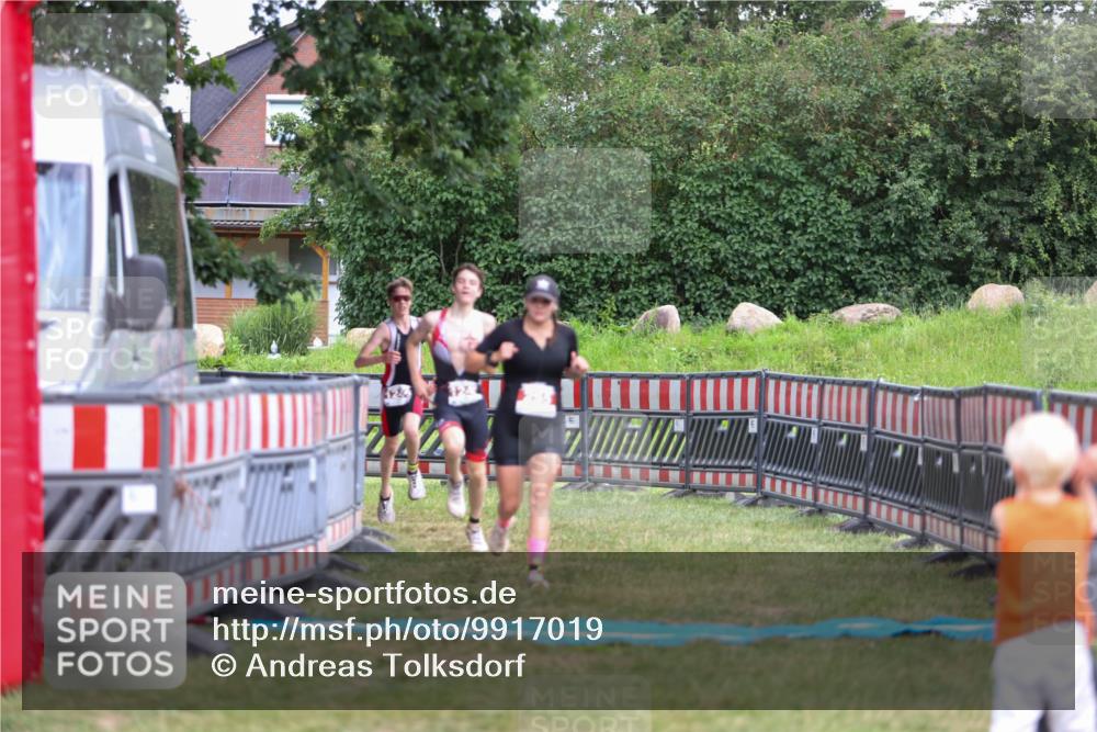 21.06.2026 - 29. Vierlanden-Triathlon Andreas Tolksdorf http://msf.ph/oto/9917019 21.06.2026 15:05:03 Ziel 255, 1245, 1246 meine-sportfotos.de