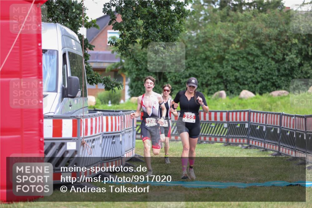 21.06.2026 - 29. Vierlanden-Triathlon Andreas Tolksdorf http://msf.ph/oto/9917020 21.06.2026 15:05:04 Ziel 255, 1245, 1246 meine-sportfotos.de