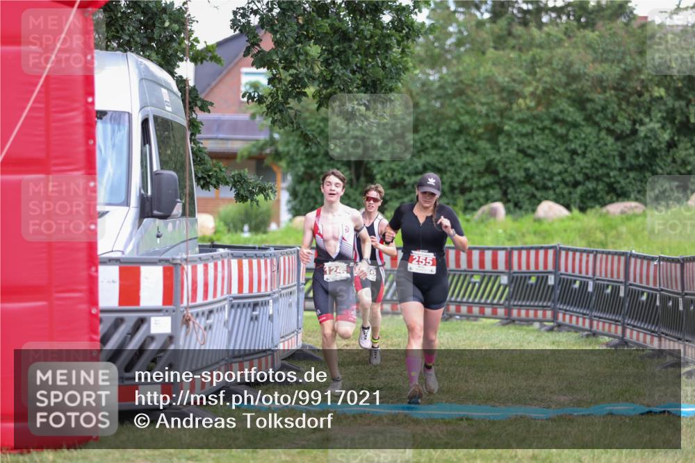 21.06.2026 - 29. Vierlanden-Triathlon Andreas Tolksdorf http://msf.ph/oto/9917021 21.06.2026 15:05:04 Ziel 255, 1245, 1246 meine-sportfotos.de