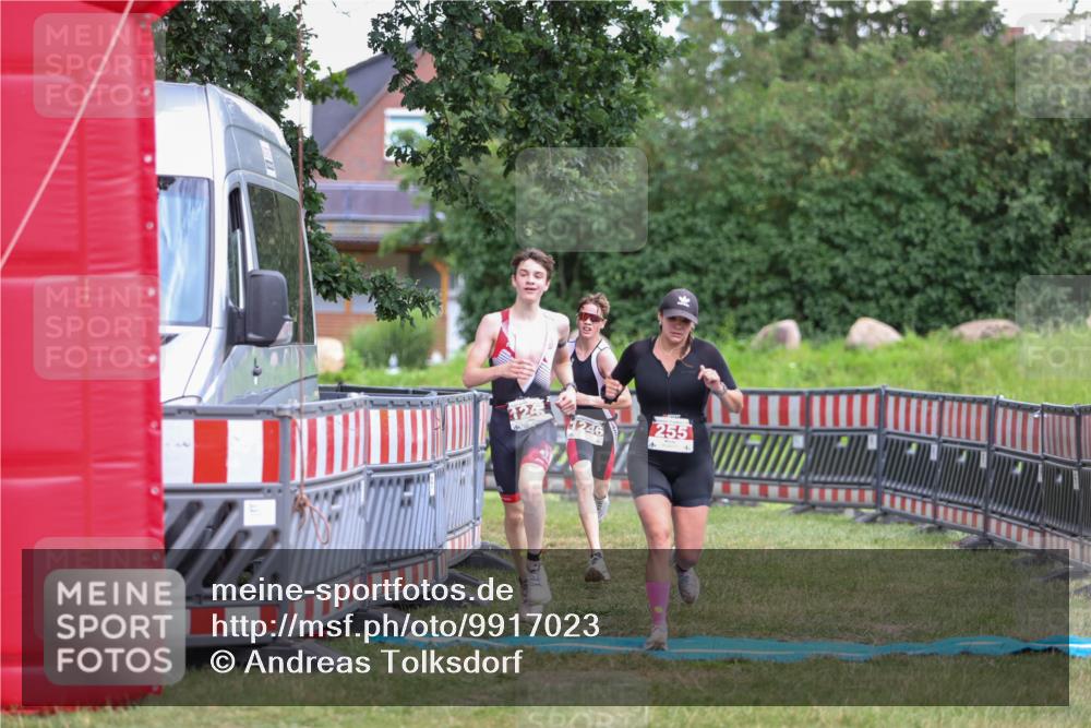 21.06.2026 - 29. Vierlanden-Triathlon Andreas Tolksdorf http://msf.ph/oto/9917023 21.06.2026 15:05:04 Ziel 255, 1245, 1246 meine-sportfotos.de