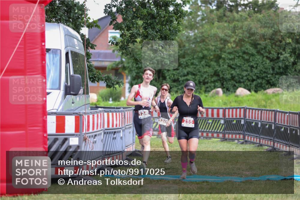 21.06.2026 - 29. Vierlanden-Triathlon Andreas Tolksdorf http://msf.ph/oto/9917025 21.06.2026 15:05:04 Ziel 255, 1245, 1246 meine-sportfotos.de