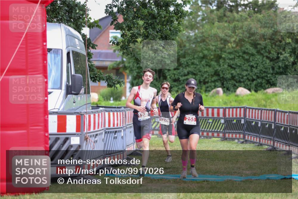 21.06.2026 - 29. Vierlanden-Triathlon Andreas Tolksdorf http://msf.ph/oto/9917026 21.06.2026 15:05:04 Ziel 255, 1245, 1246 meine-sportfotos.de