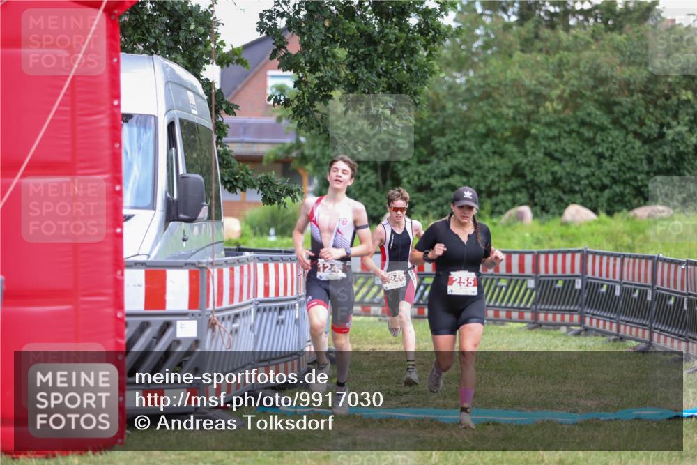 21.06.2026 - 29. Vierlanden-Triathlon Andreas Tolksdorf http://msf.ph/oto/9917030 21.06.2026 15:05:05 Ziel 255, 1245, 1246 meine-sportfotos.de