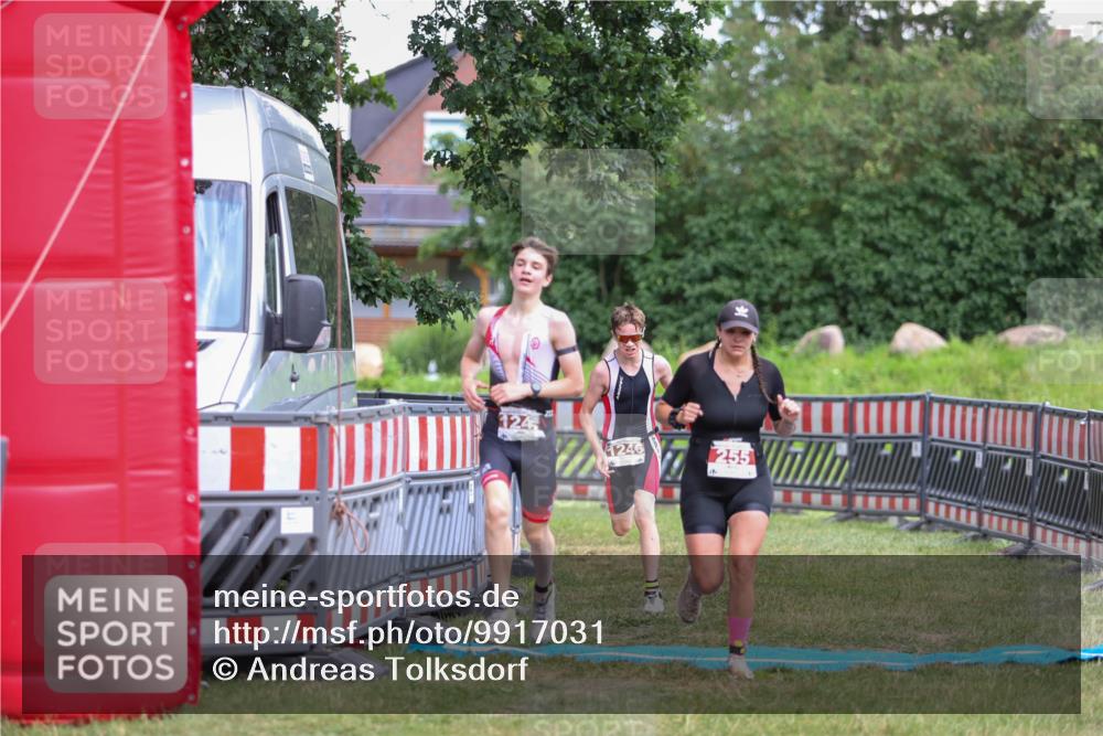 21.06.2026 - 29. Vierlanden-Triathlon Andreas Tolksdorf http://msf.ph/oto/9917031 21.06.2026 15:05:05 Ziel 255, 1245, 1246 meine-sportfotos.de