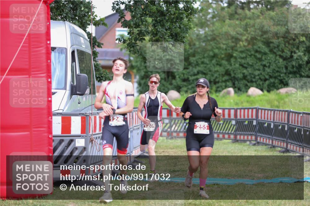 21.06.2026 - 29. Vierlanden-Triathlon Andreas Tolksdorf http://msf.ph/oto/9917032 21.06.2026 15:05:05 Ziel 255, 1245, 1246 meine-sportfotos.de