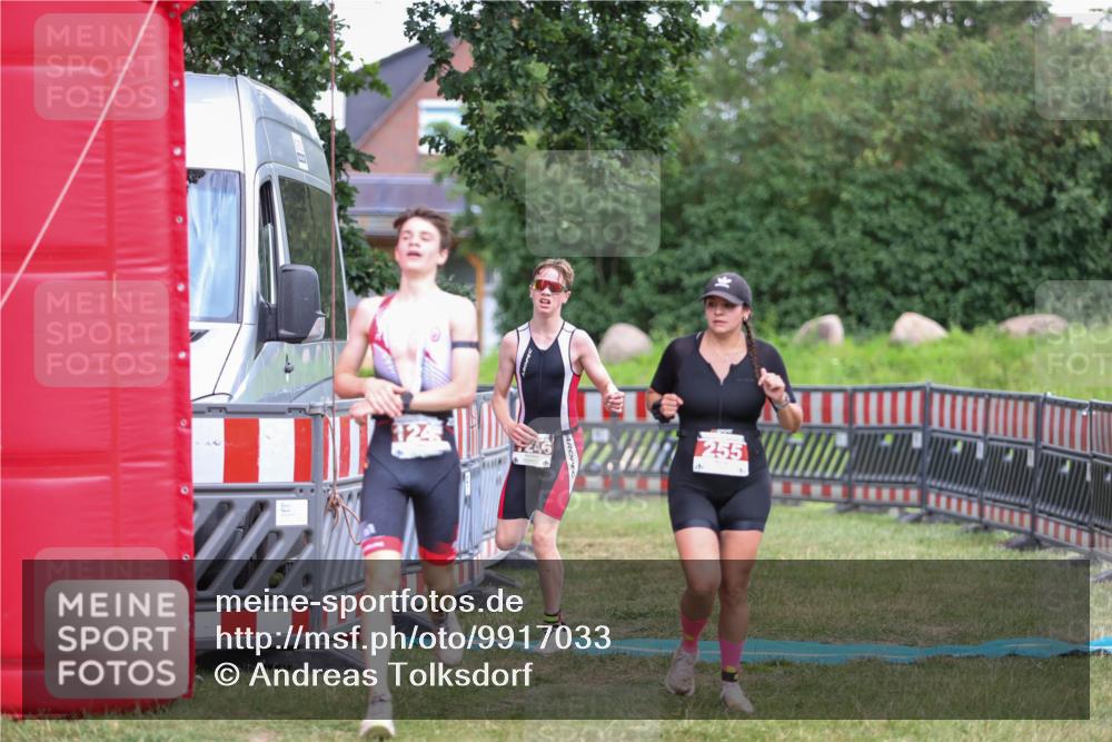 21.06.2026 - 29. Vierlanden-Triathlon Andreas Tolksdorf http://msf.ph/oto/9917033 21.06.2026 15:05:05 Ziel 255, 1245, 1246 meine-sportfotos.de