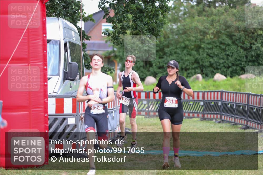 21.06.2026 - 29. Vierlanden-Triathlon Andreas Tolksdorf http://msf.ph/oto/9917035 21.06.2026 15:05:06 Ziel 255, 1245, 1246 meine-sportfotos.de