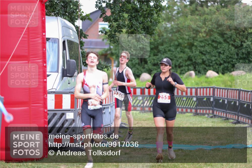 21.06.2026 - 29. Vierlanden-Triathlon Andreas Tolksdorf http://msf.ph/oto/9917036 21.06.2026 15:05:06 Ziel 255, 1245, 1246 meine-sportfotos.de