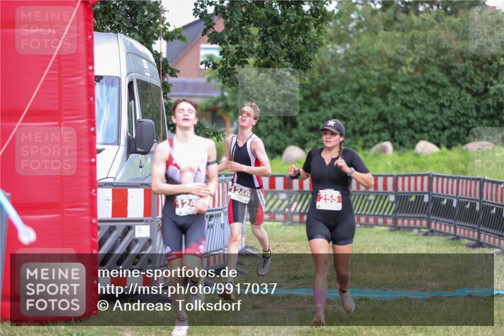 21.06.2026 - 29. Vierlanden-Triathlon Andreas Tolksdorf http://msf.ph/oto/9917037 21.06.2026 15:05:06 Ziel 255, 1245, 1246 meine-sportfotos.de