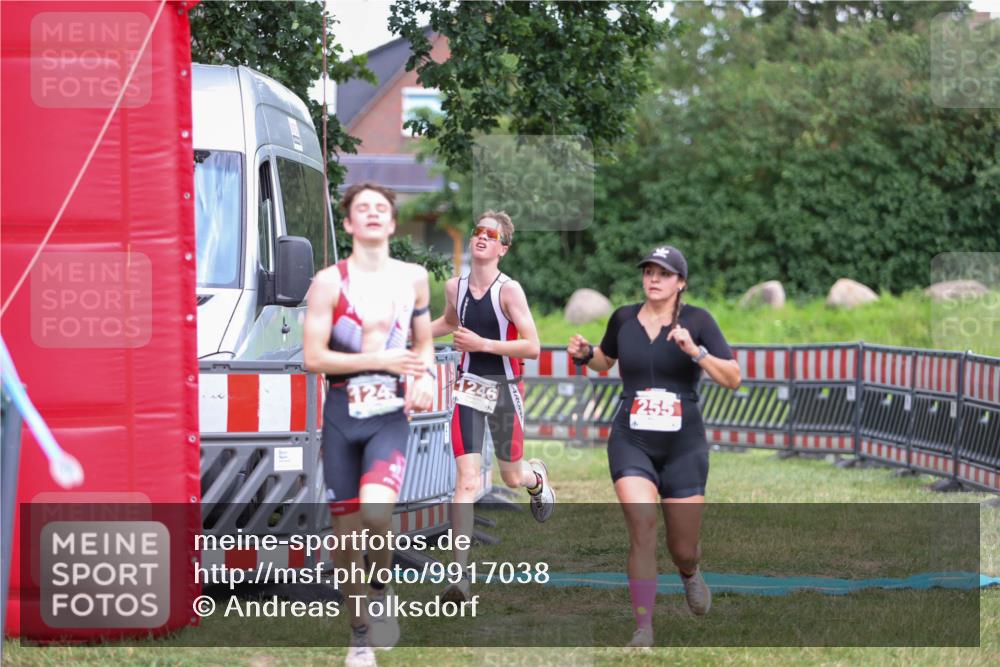 21.06.2026 - 29. Vierlanden-Triathlon Andreas Tolksdorf http://msf.ph/oto/9917038 21.06.2026 15:05:06 Ziel 255, 1245, 1246 meine-sportfotos.de