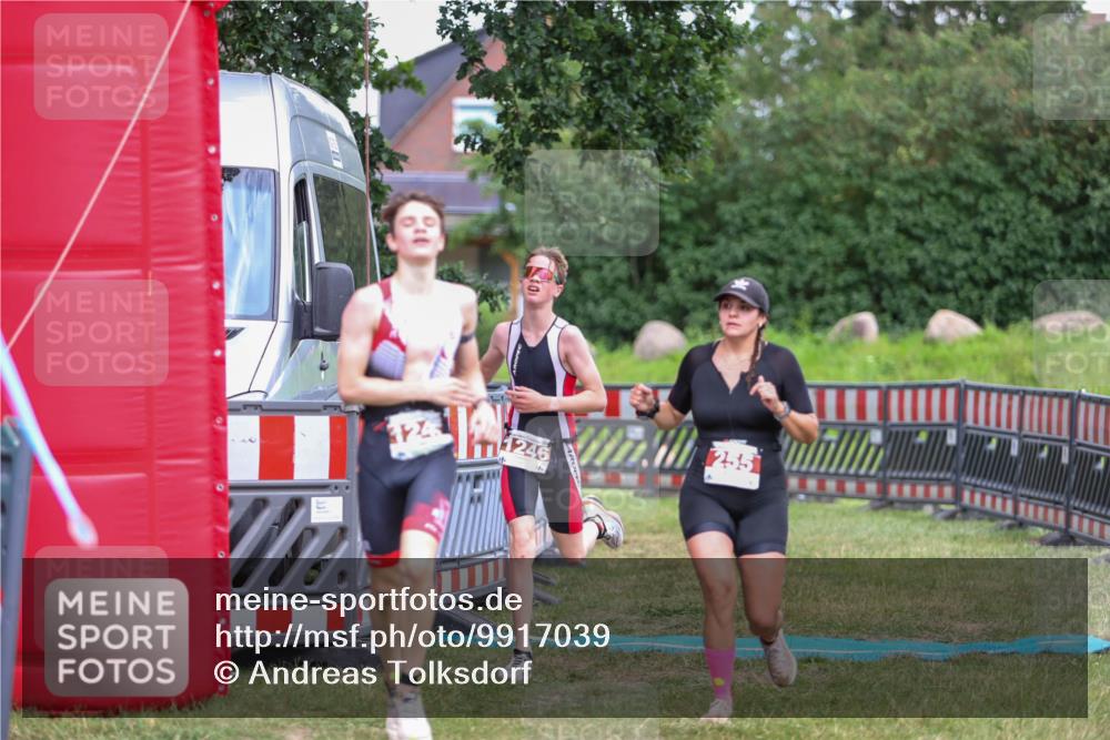 21.06.2026 - 29. Vierlanden-Triathlon Andreas Tolksdorf http://msf.ph/oto/9917039 21.06.2026 15:05:06 Ziel 255, 1245, 1246 meine-sportfotos.de