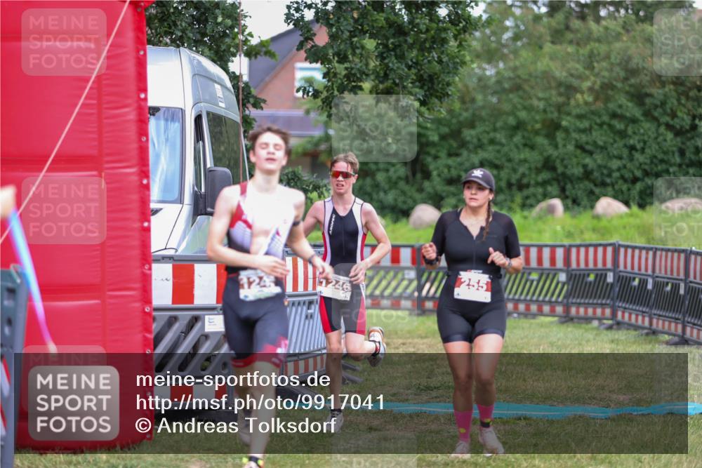 21.06.2026 - 29. Vierlanden-Triathlon Andreas Tolksdorf http://msf.ph/oto/9917041 21.06.2026 15:05:06 Ziel 255, 1245, 1246 meine-sportfotos.de