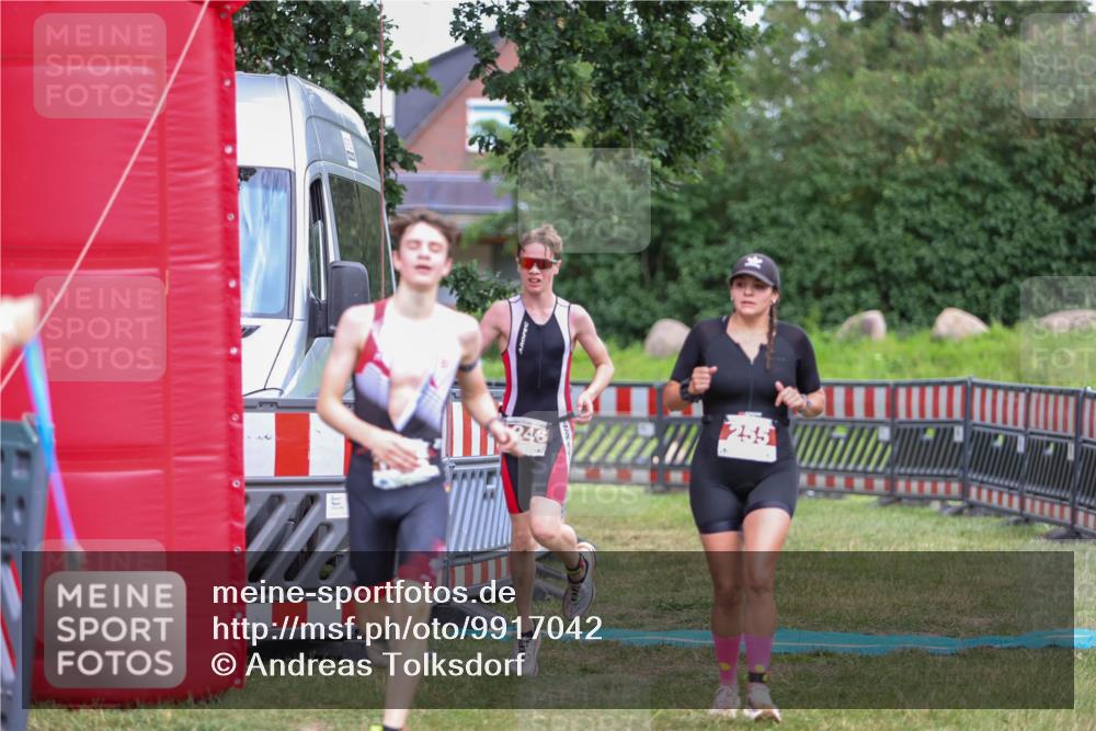 21.06.2026 - 29. Vierlanden-Triathlon Andreas Tolksdorf http://msf.ph/oto/9917042 21.06.2026 15:05:06 Ziel 255, 1245, 1246 meine-sportfotos.de
