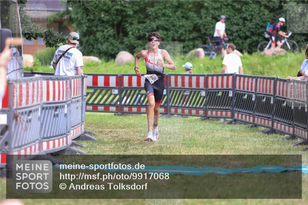 21.06.2026 - 29. Vierlanden-Triathlon Andreas Tolksdorf http://msf.ph/oto/9917068 21.06.2026 15:06:02 Ziel 1250 meine-sportfotos.de