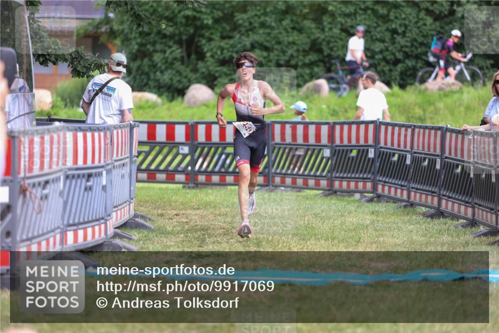 21.06.2026 - 29. Vierlanden-Triathlon Andreas Tolksdorf http://msf.ph/oto/9917069 21.06.2026 15:06:02 Ziel 1250 meine-sportfotos.de