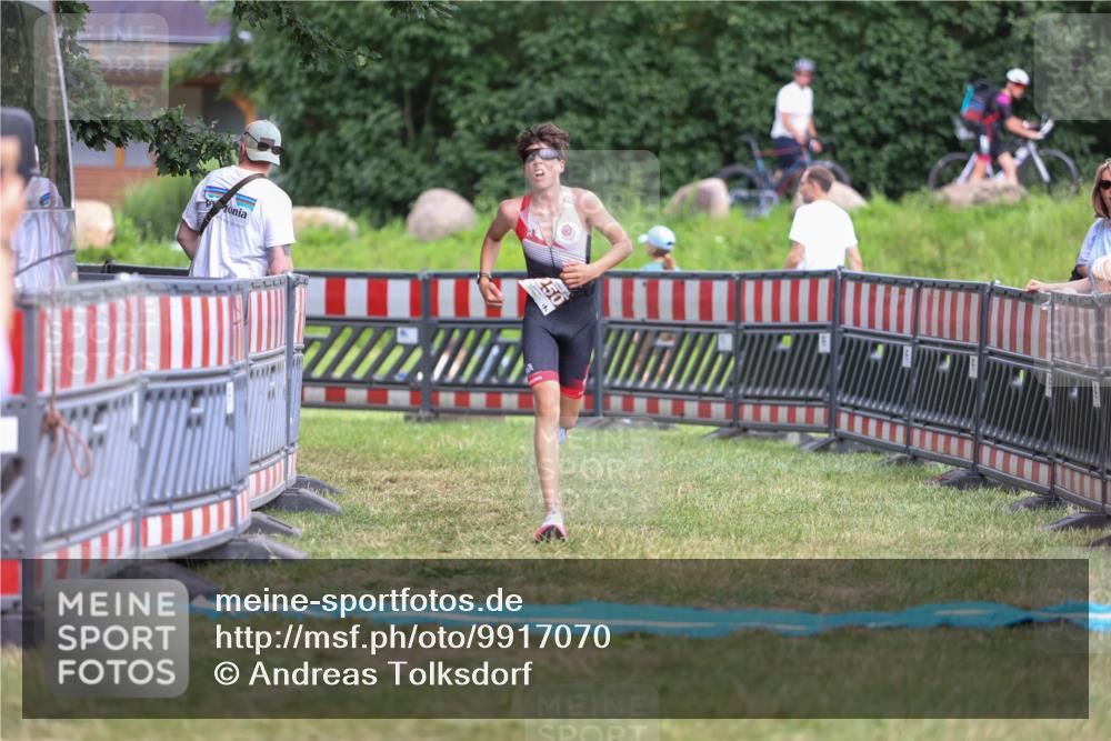 21.06.2026 - 29. Vierlanden-Triathlon Andreas Tolksdorf http://msf.ph/oto/9917070 21.06.2026 15:06:02 Ziel 1250 meine-sportfotos.de