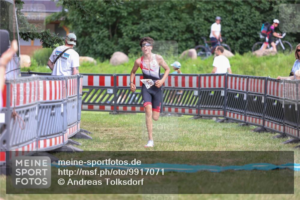 21.06.2026 - 29. Vierlanden-Triathlon Andreas Tolksdorf http://msf.ph/oto/9917071 21.06.2026 15:06:02 Ziel 1250 meine-sportfotos.de