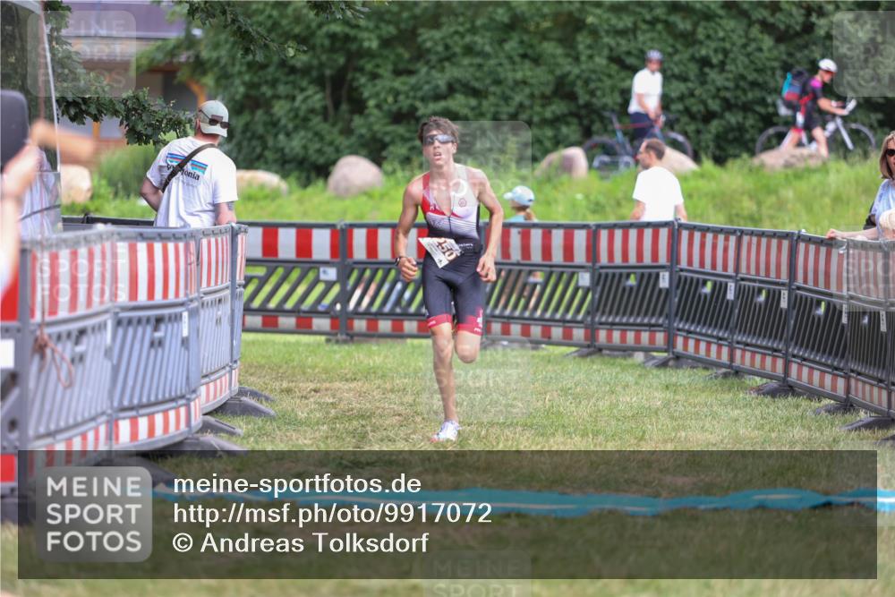 21.06.2026 - 29. Vierlanden-Triathlon Andreas Tolksdorf http://msf.ph/oto/9917072 21.06.2026 15:06:02 Ziel 1250 meine-sportfotos.de