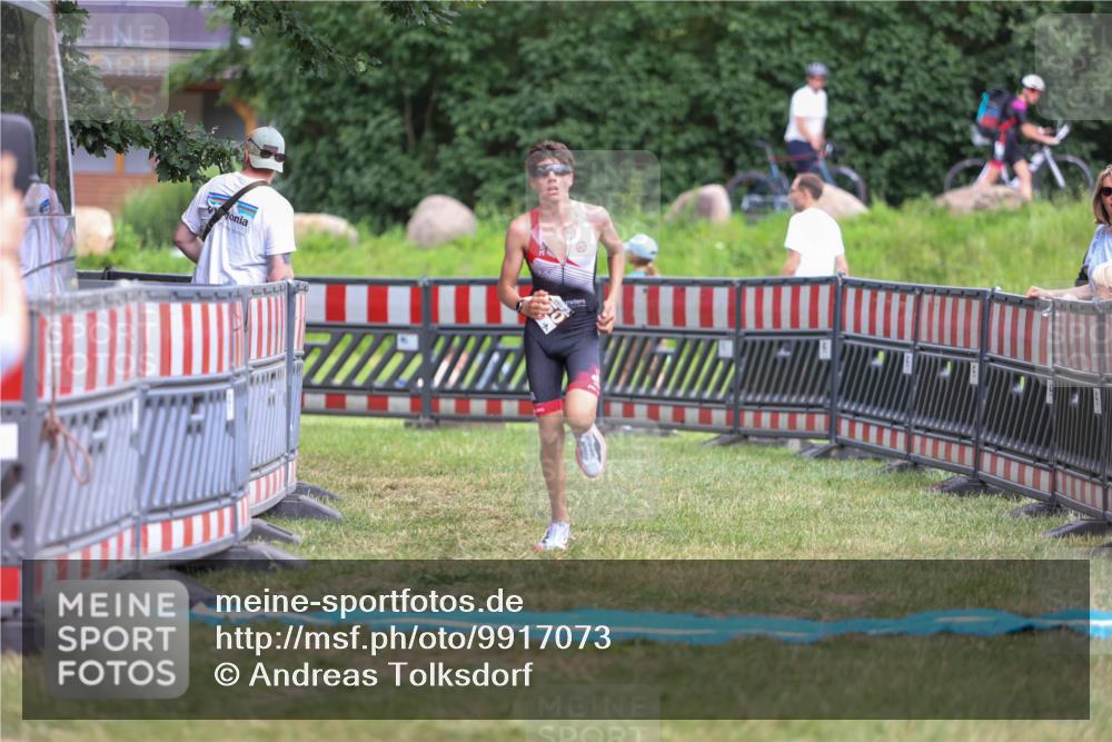 21.06.2026 - 29. Vierlanden-Triathlon Andreas Tolksdorf http://msf.ph/oto/9917073 21.06.2026 15:06:02 Ziel 1250 meine-sportfotos.de