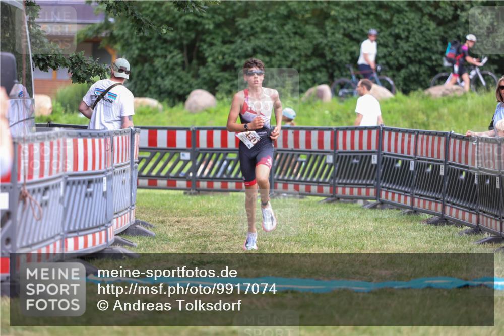 21.06.2026 - 29. Vierlanden-Triathlon Andreas Tolksdorf http://msf.ph/oto/9917074 21.06.2026 15:06:02 Ziel 1250 meine-sportfotos.de