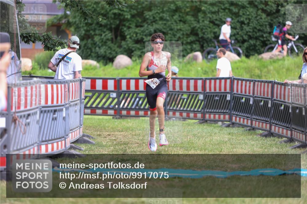 21.06.2026 - 29. Vierlanden-Triathlon Andreas Tolksdorf http://msf.ph/oto/9917075 21.06.2026 15:06:02 Ziel 1250 meine-sportfotos.de