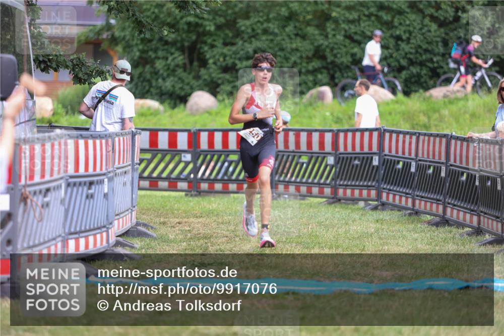 21.06.2026 - 29. Vierlanden-Triathlon Andreas Tolksdorf http://msf.ph/oto/9917076 21.06.2026 15:06:02 Ziel 1250 meine-sportfotos.de