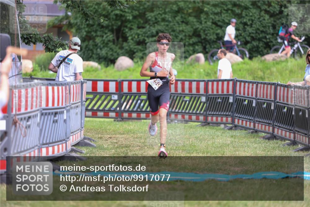 21.06.2026 - 29. Vierlanden-Triathlon Andreas Tolksdorf http://msf.ph/oto/9917077 21.06.2026 15:06:02 Ziel 1250 meine-sportfotos.de
