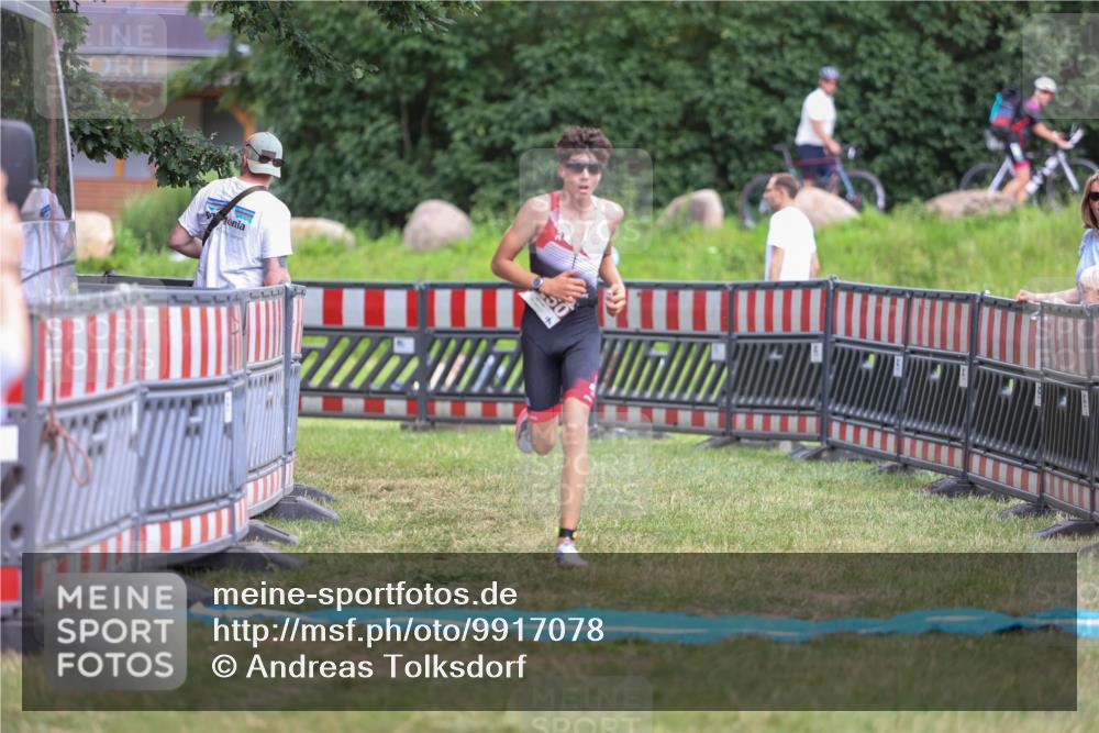21.06.2026 - 29. Vierlanden-Triathlon Andreas Tolksdorf http://msf.ph/oto/9917078 21.06.2026 15:06:02 Ziel 1250 meine-sportfotos.de
