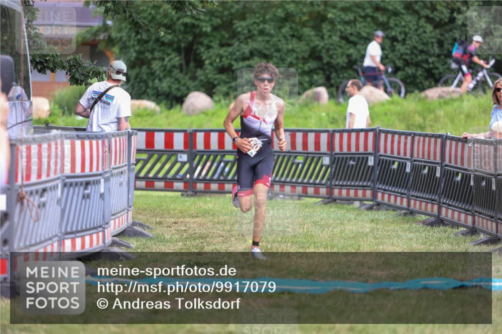 21.06.2026 - 29. Vierlanden-Triathlon Andreas Tolksdorf http://msf.ph/oto/9917079 21.06.2026 15:06:02 Ziel 1250 meine-sportfotos.de