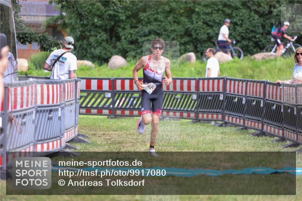 21.06.2026 - 29. Vierlanden-Triathlon Andreas Tolksdorf http://msf.ph/oto/9917080 21.06.2026 15:06:02 Ziel 1250 meine-sportfotos.de