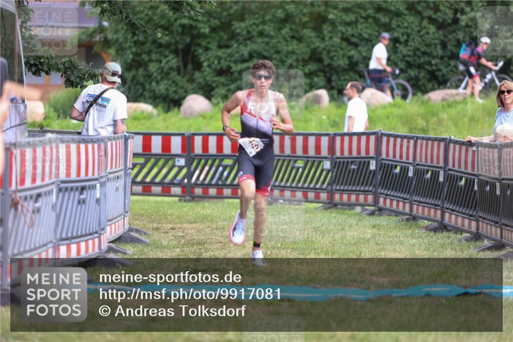 21.06.2026 - 29. Vierlanden-Triathlon Andreas Tolksdorf http://msf.ph/oto/9917081 21.06.2026 15:06:02 Ziel 1250 meine-sportfotos.de