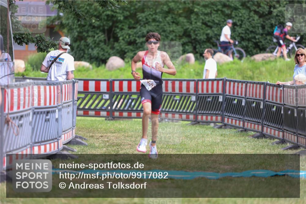 21.06.2026 - 29. Vierlanden-Triathlon Andreas Tolksdorf http://msf.ph/oto/9917082 21.06.2026 15:06:02 Ziel 1250 meine-sportfotos.de