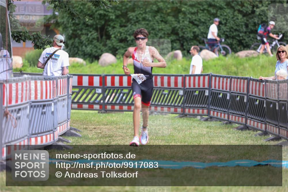 21.06.2026 - 29. Vierlanden-Triathlon Andreas Tolksdorf http://msf.ph/oto/9917083 21.06.2026 15:06:02 Ziel 1250 meine-sportfotos.de