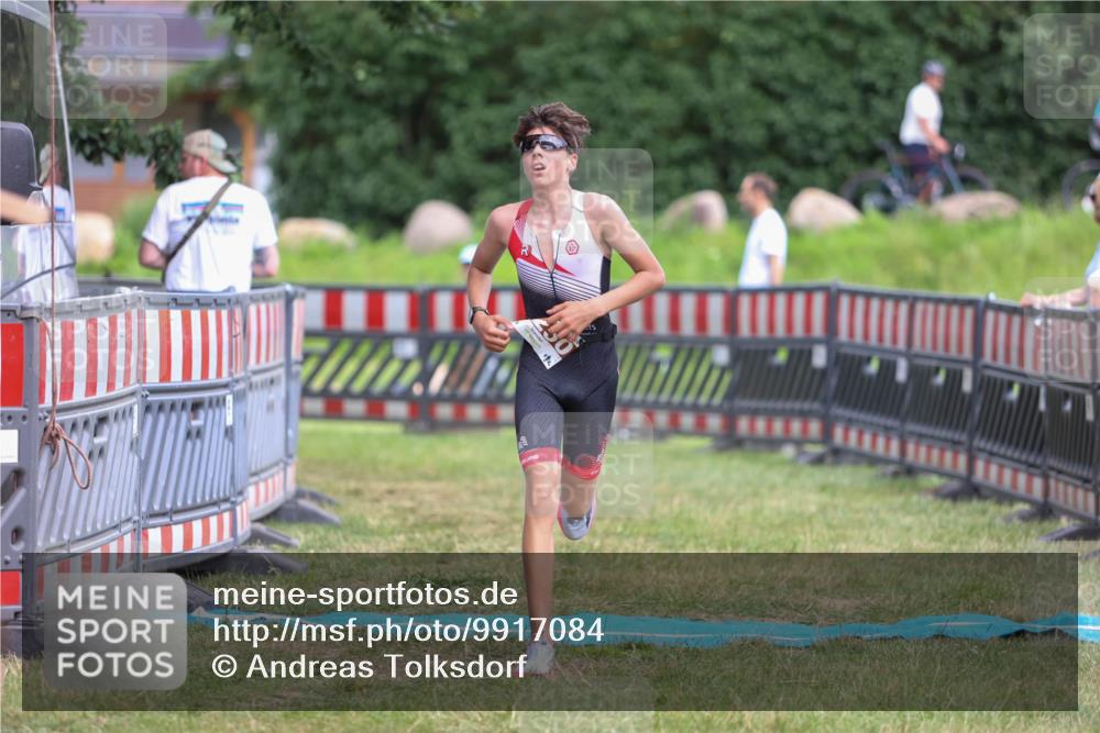 21.06.2026 - 29. Vierlanden-Triathlon Andreas Tolksdorf http://msf.ph/oto/9917084 21.06.2026 15:06:03 Ziel 1250 meine-sportfotos.de