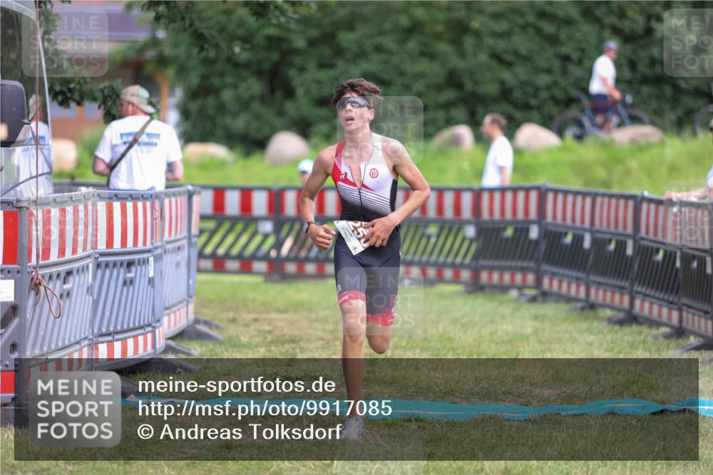 21.06.2026 - 29. Vierlanden-Triathlon Andreas Tolksdorf http://msf.ph/oto/9917085 21.06.2026 15:06:03 Ziel 1250 meine-sportfotos.de