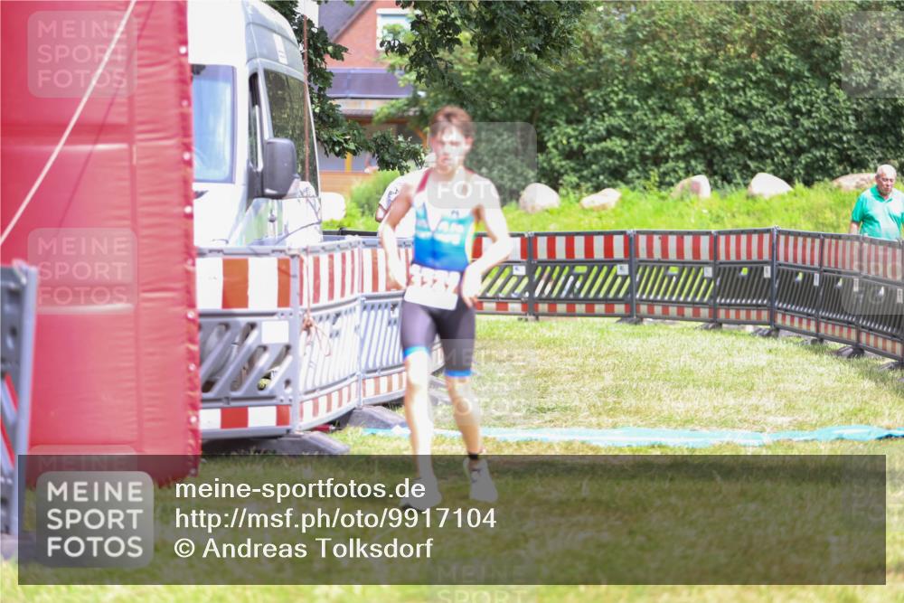 21.06.2026 - 29. Vierlanden-Triathlon Andreas Tolksdorf http://msf.ph/oto/9917104 21.06.2026 15:07:07 Ziel 1247 meine-sportfotos.de