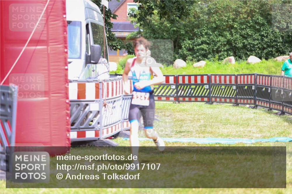 21.06.2026 - 29. Vierlanden-Triathlon Andreas Tolksdorf http://msf.ph/oto/9917107 21.06.2026 15:07:07 Ziel 1247 meine-sportfotos.de