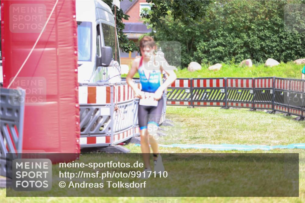 21.06.2026 - 29. Vierlanden-Triathlon Andreas Tolksdorf http://msf.ph/oto/9917110 21.06.2026 15:07:07 Ziel 1247 meine-sportfotos.de