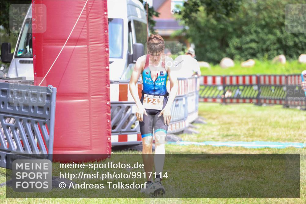 21.06.2026 - 29. Vierlanden-Triathlon Andreas Tolksdorf http://msf.ph/oto/9917114 21.06.2026 15:07:08 Ziel 1247 meine-sportfotos.de