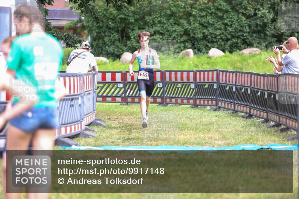 21.06.2026 - 29. Vierlanden-Triathlon Andreas Tolksdorf http://msf.ph/oto/9917148 21.06.2026 15:07:28 Ziel 1251, 1328, 1330 meine-sportfotos.de