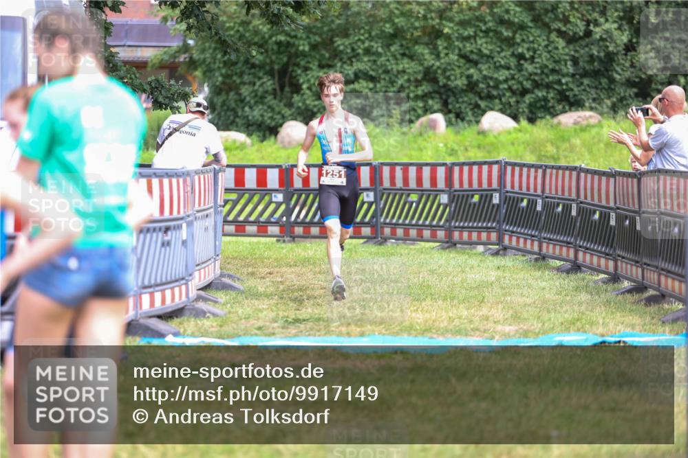 21.06.2026 - 29. Vierlanden-Triathlon Andreas Tolksdorf http://msf.ph/oto/9917149 21.06.2026 15:07:28 Ziel 1251, 1328, 1330 meine-sportfotos.de