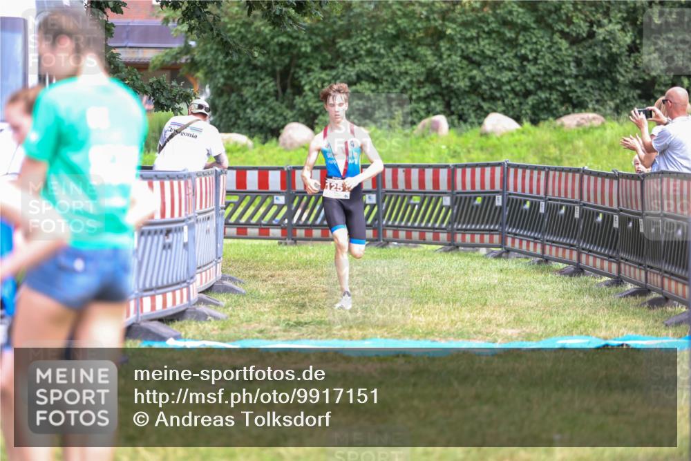 21.06.2026 - 29. Vierlanden-Triathlon Andreas Tolksdorf http://msf.ph/oto/9917151 21.06.2026 15:07:28 Ziel 1251, 1328, 1330 meine-sportfotos.de